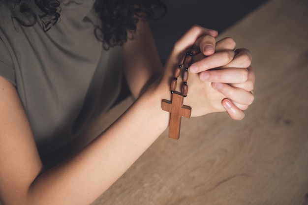 cristianismo, mujer, tenencia de la mano, cruz