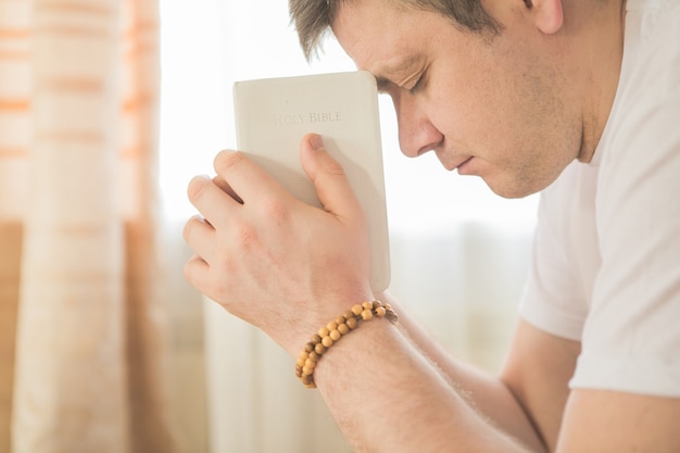 El cristiano tiene la Biblia en sus manos. Leyendo la biblia. El concepto de fe, espiritualidad y religión.