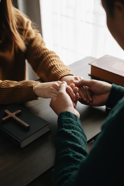 Los cristianos son congregaciones que se unen para orar y buscar las bendiciones de Dios.