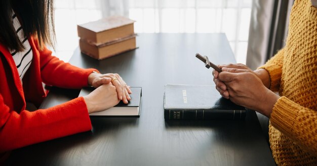 Los cristianos son feligreses unen sus manos para orar y buscar las bendiciones de Dios la Santa BibliaEstudiar la Palabra de Dios