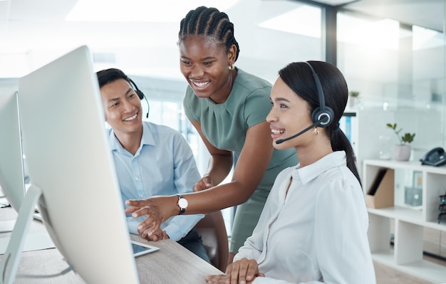 Foto crm call center e computador com equipe de treinamento e sorriso no escritório para aprender com o gerente homem mulher e diversidade na educação em atendimento ao cliente ajuda e suporte na agência em telemarketing