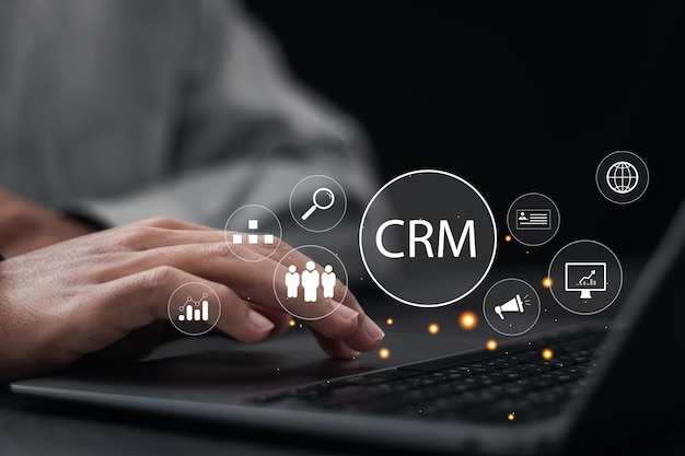 CRM concepto de gestión de la relación con el cliente empresario uso de computadora portátil con gestión de la red de clientes y desarrollo de intercambio de información de clientes medios sociales digital en línea