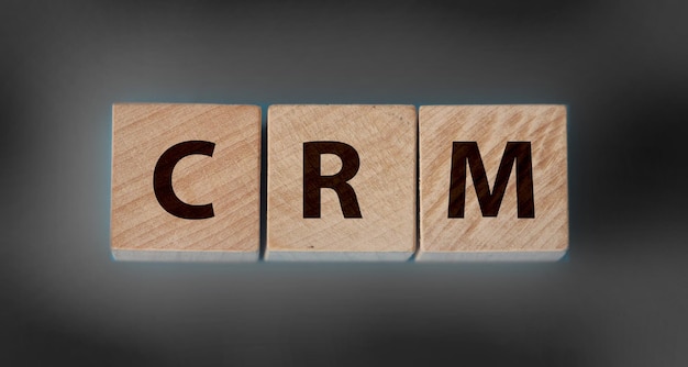 CRM Customer Relationship Management em blocos de madeira Conceito de negócios