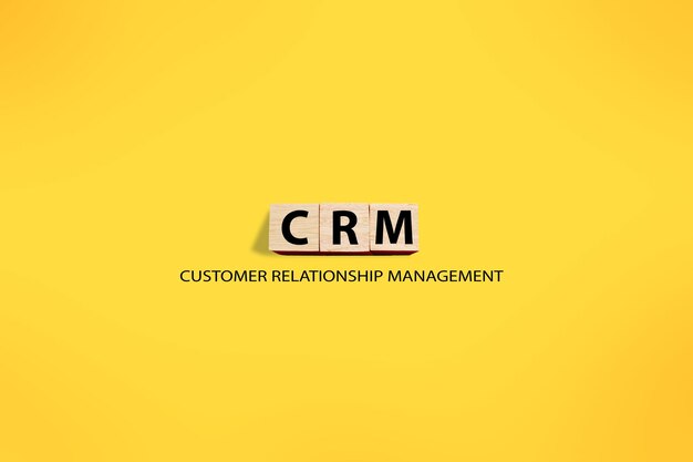 CRM gestión de relaciones con el cliente palabras de texto tipografía escrita en letra de madera