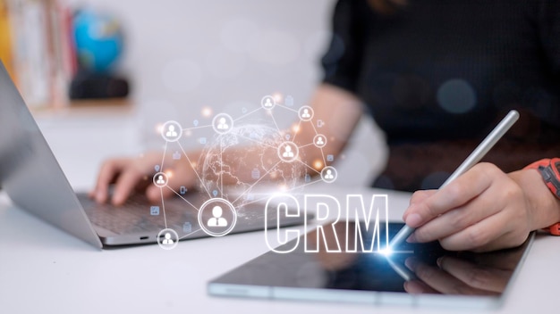 CRM-Kundenbeziehungsmanagement für das Konzept des Vertriebsmarketingsystems für Unternehmen, das in einer futuristischen grafischen Benutzeroberfläche der Serviceanwendung präsentiert wird, um die CRM-Datenbankanalyse zu unterstützen