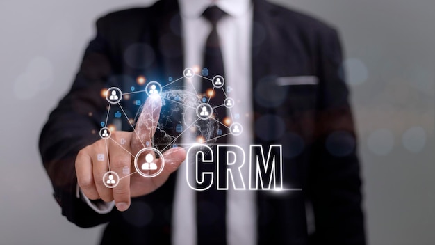 CRM-Kundenbeziehungsmanagement für das Konzept des Vertriebsmarketingsystems für Unternehmen, das in einer futuristischen grafischen Benutzeroberfläche der Serviceanwendung präsentiert wird, um die CRM-Datenbankanalyse zu unterstützen