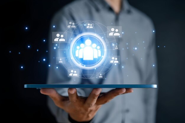CRM o concepto de gestión de la relación con el cliente Empresario utiliza datos digitales para el intercambio y la conexión de la red Trabajo en equipo asociación en la red global