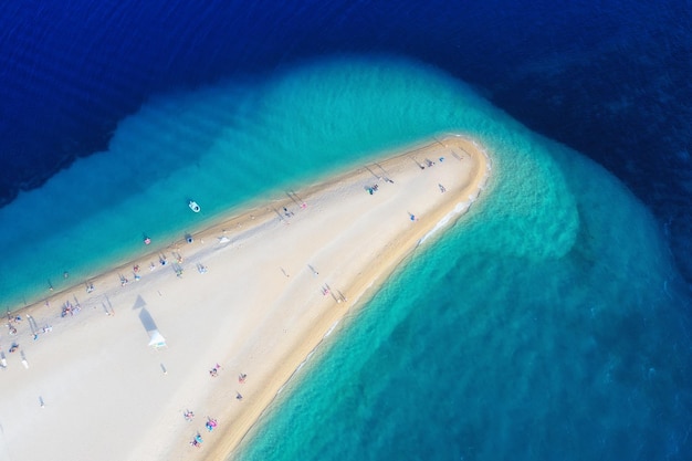 Croácia hvar ilha bol vista aérea na praia de zlatni rat e mar do ar lugar famoso na croácia paisagem marítima de verão do drone imagem de viagem