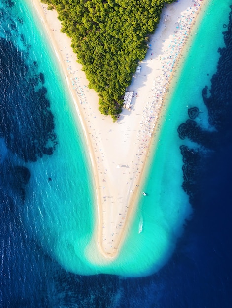 Foto croacia isla de hvar bol vista aérea en la playa de zlatni rat y el mar desde el aire lugar famoso en croacia paisaje marino de verano desde un dron imagen de viaje