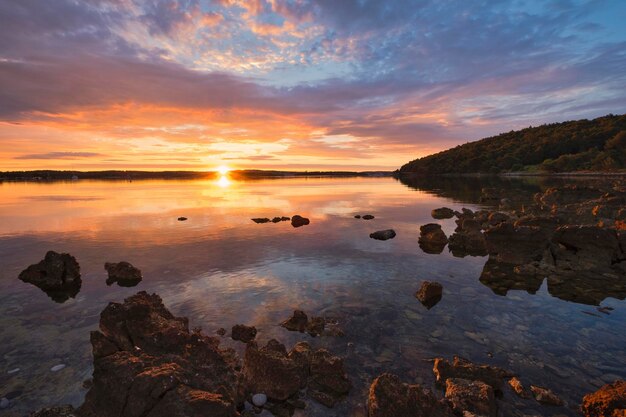 croacia, istria, parque natural de kamenjak, salida del sol, en, el, mar adriático