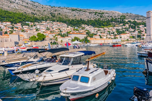 Croacia. Puerto y vista del casco antiguo de Dubrovnik el día de verano.