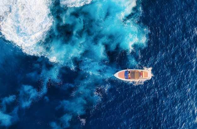 Croacia Vista aérea del barco flotante de lujo en el mar Adriático azul en un día soleado Yates en la superficie del mar Imagen de viaje