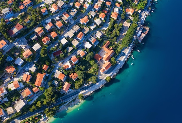 Croacia Vista aérea en la ciudad Vacaciones y aventura Ciudad y mar Vista superior desde un dron en las casas y el mar azul Imagen de viaje
