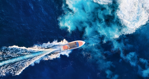 Croácia Vista aérea do barco flutuante de luxo no mar Adriático azul no dia ensolarado Barco rápido na superfície do mar Seascape do drone Imagem de viagem