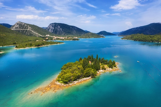 Croácia vista aérea nas ilhas férias e aventura vista superior do drone na ilha e no mar azul imagem de viagem