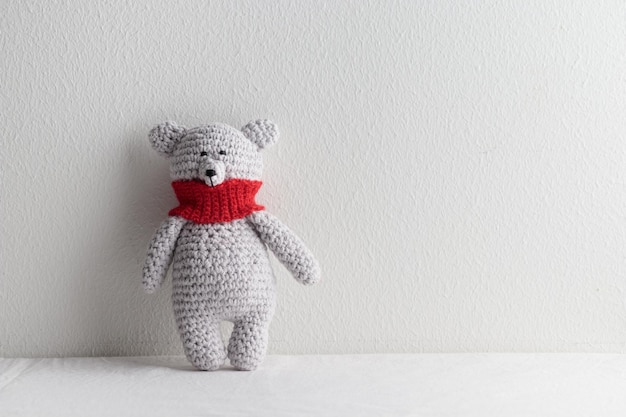Crochet tejer lindo oso de peluche con una bufanda roja