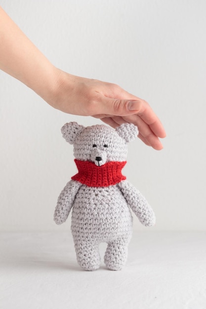 Crochet tejer lindo oso de peluche con una bufanda roja