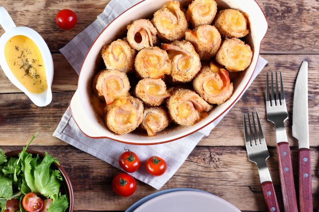 Crockpot con delicioso pollo cordon bleu en mesa de comedor