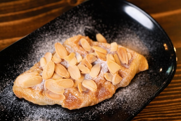 Croffle Croissants, süßes Dessert leckeres Essen mit Mandeln und knuspriger Sahne auf Waffel