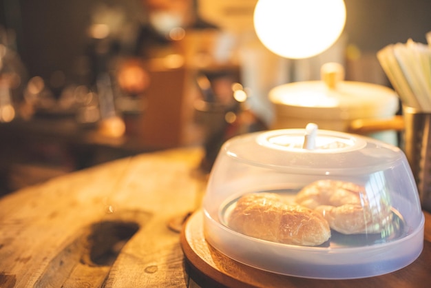 Croffle Croissants, süßes Dessert leckeres Essen mit Mandeln und knuspriger Sahne auf Waffel