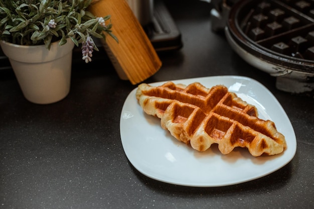 Croffle é uma combinação de croissant e waffle. Este croffle servido em um prato branco