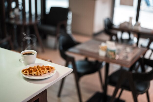 Foto croffle es una combinación de croissant y gofre este croffle se sirve en un plato blanco