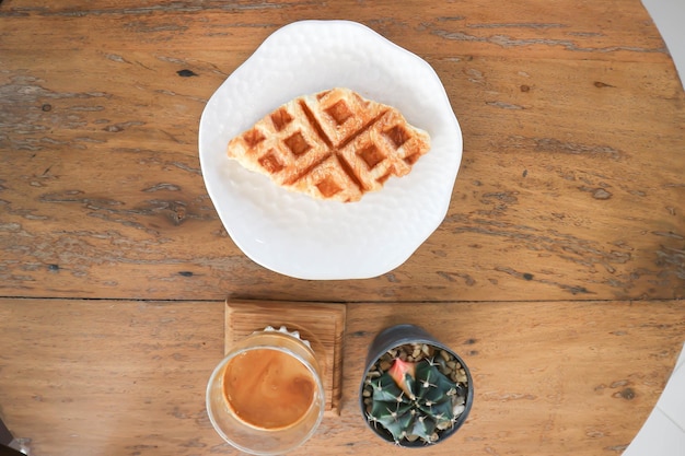 Croffle oder Croissant Waffeln und Kaffee schmutziger Kaffee oder japanischer Kaffee