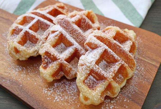 Croffle ou Croissant Waffles Polvilhados com Açúcar em Pó