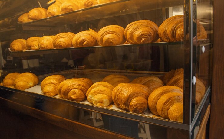 Croissant à venda no café Bandeja cheia de croissants saborosos recém-assados Muitos croissants doces