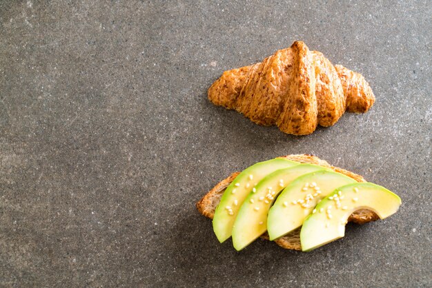 croissant de aguacate