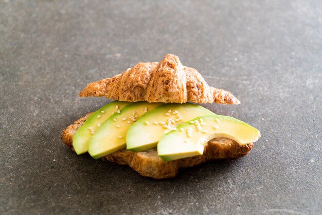 croissant de aguacate