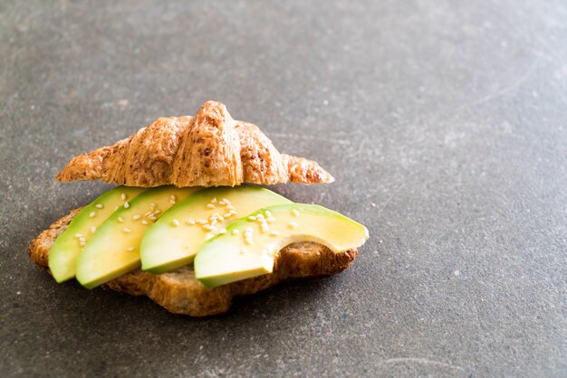 croissant de aguacate