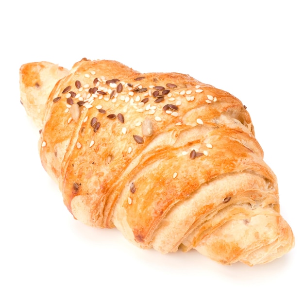 Croissant aislado en el fondo blanco