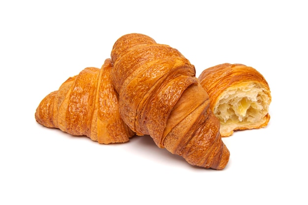 Croissant aislado en el fondo blanco