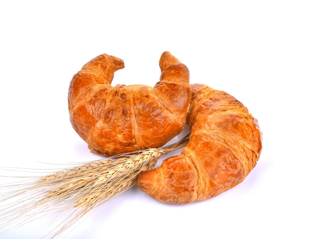 Croissant aislado sobre fondo blanco.