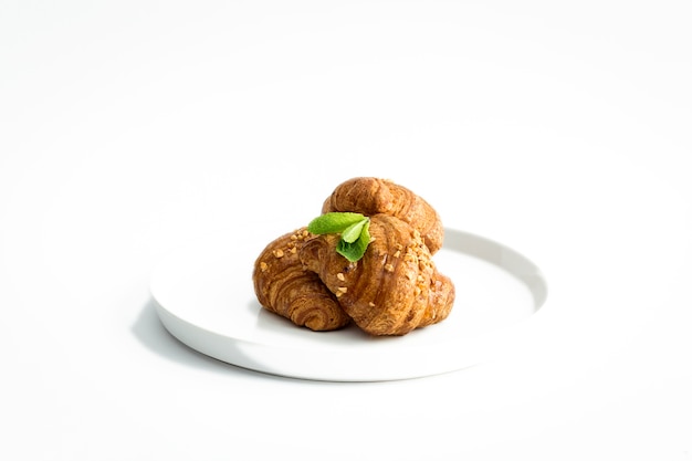 Croissant con almendras en el fondo blanco