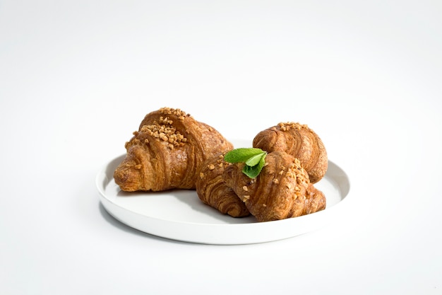 Croissant con almendras en el fondo blanco