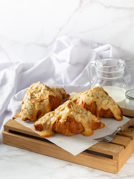 Croissant de almendras sobre la mesa