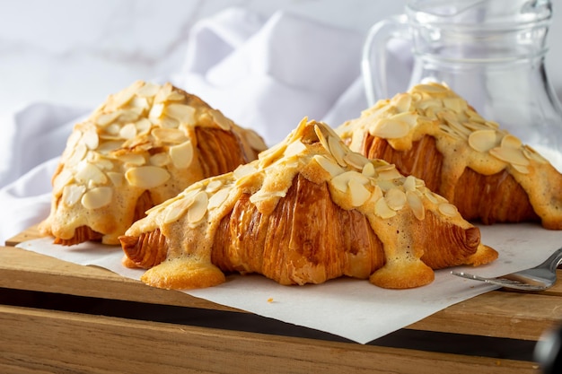 Croissant de almendras sobre la mesa