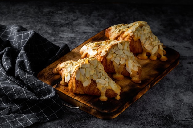 Croissant de almendras sobre la mesa