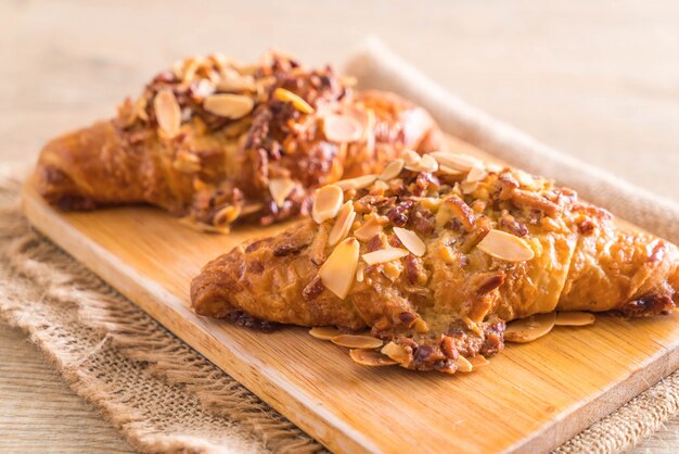 croissant con almendras