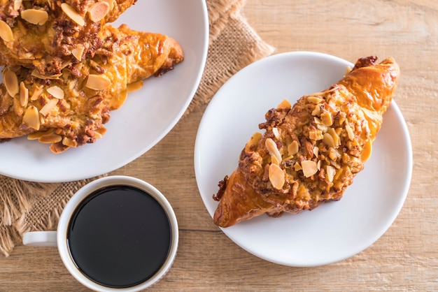 croissant con almendras