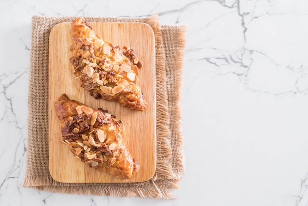 croissant con almendras