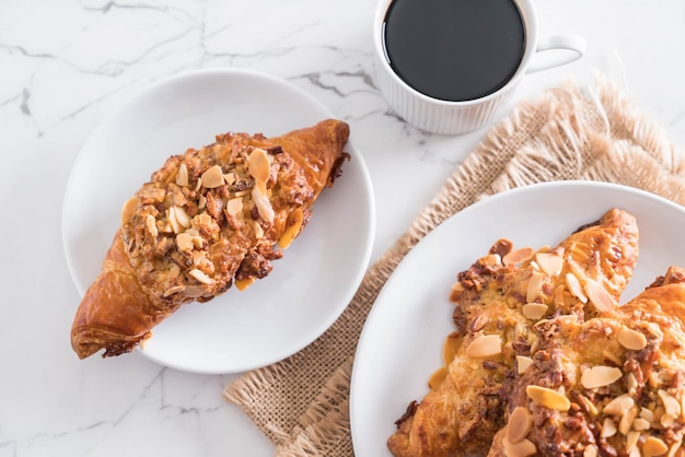 croissant con almendras