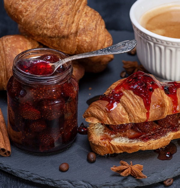 Croissant Assado com Geléia de Morango