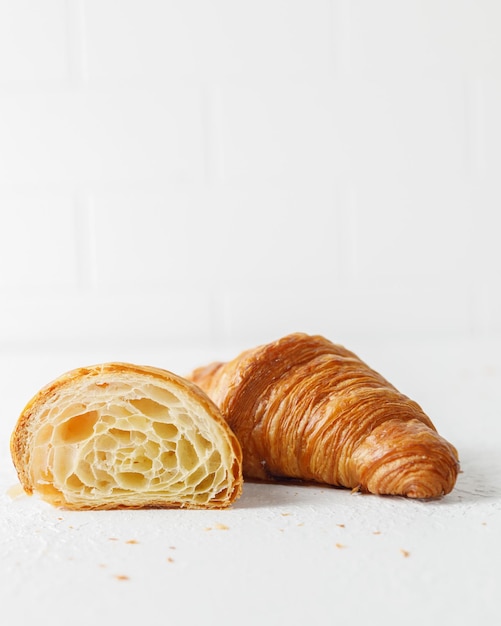 Croissant auf dem Tisch und Croissant im Abschnitt