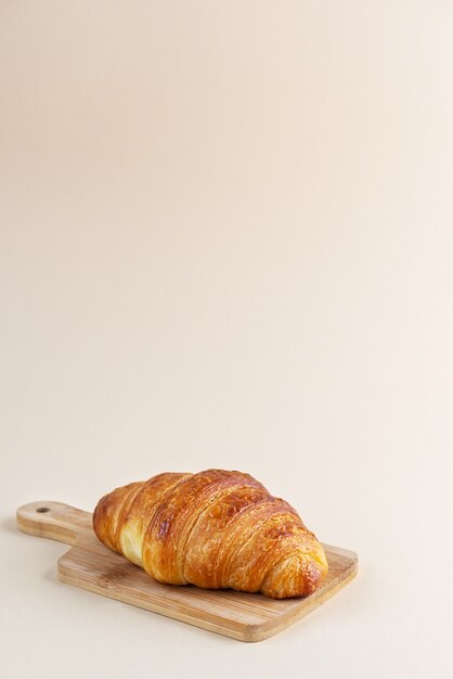 Croissant auf einem Holzbrett