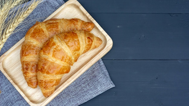 Croissant auf einem schwarzen Holztisch