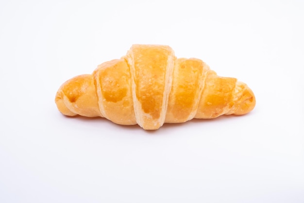 Croissant auf weißem Hintergrund.