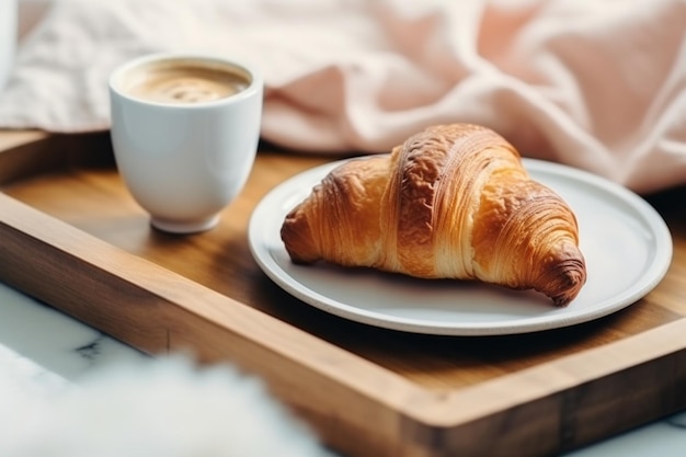 un croissant con café y café está en una mesa